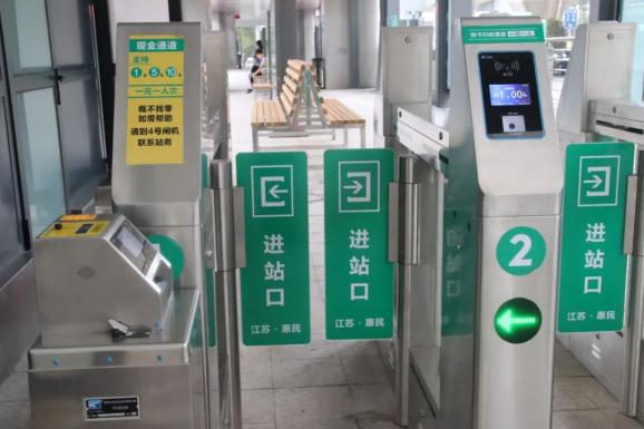 农业路沙口路快速公交站台正式启用,首创东西两端均设有进站口