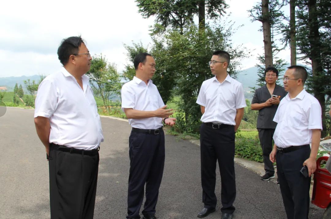 6月25日,黔西南州中级人民法院党组书记,院长高峰到普安法院环境资源