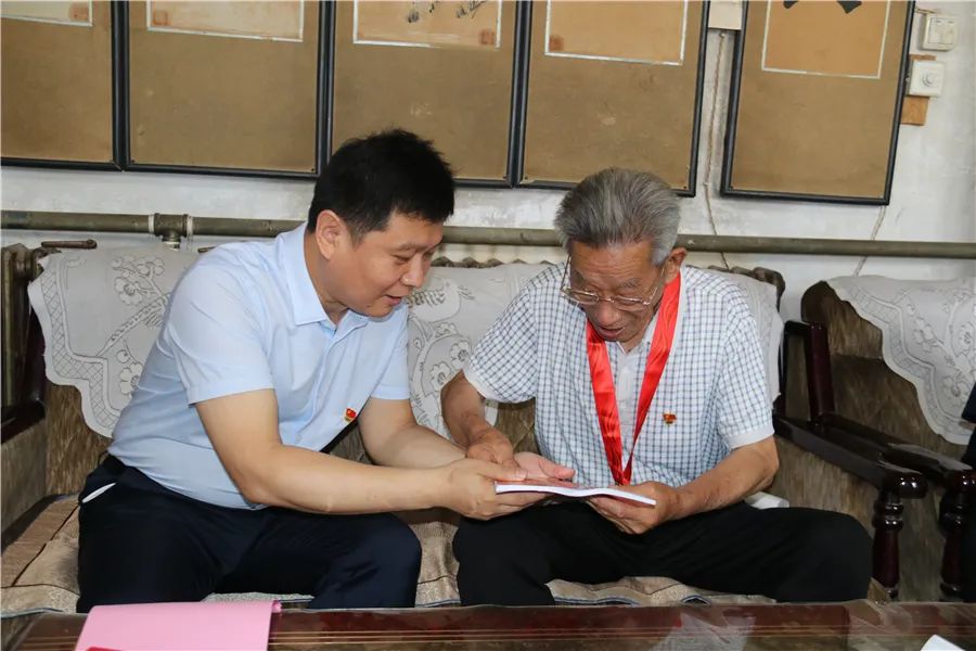 6月26日上午,县委副书记,代县长段洪波走访慰问了部分县级老干部,代表