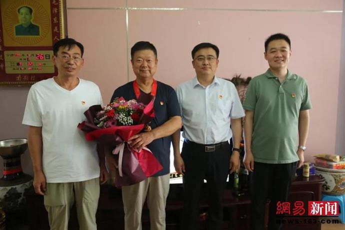 6月27日上午漯河市生态环境局党组书记局长赵宏宇带队走访慰问老党员