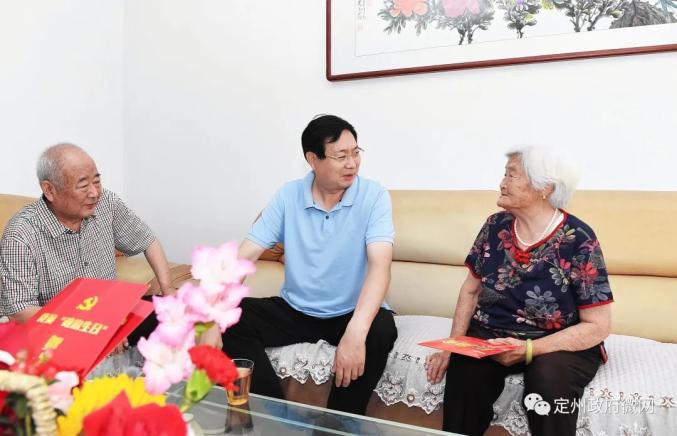 张才芳走访慰问老党员