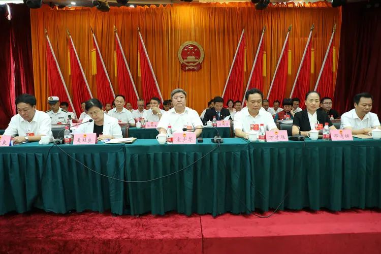 大会执行主席宋少华,万才胜,黄桂良,邓清辉,郭宏良,杨昌立等出席会议