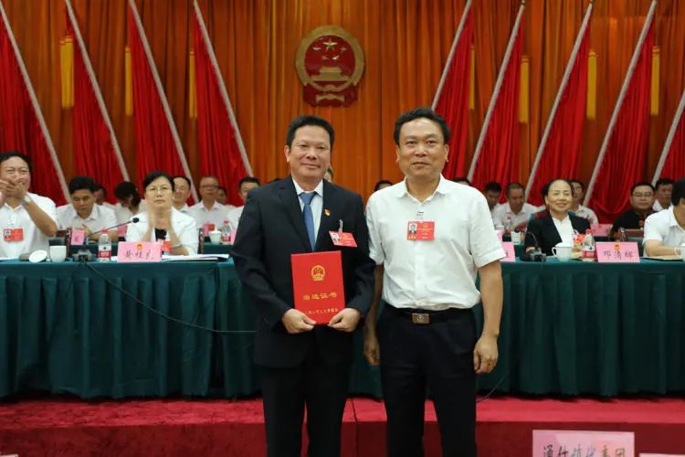 陈国梁当选为五指山市人民政府市长