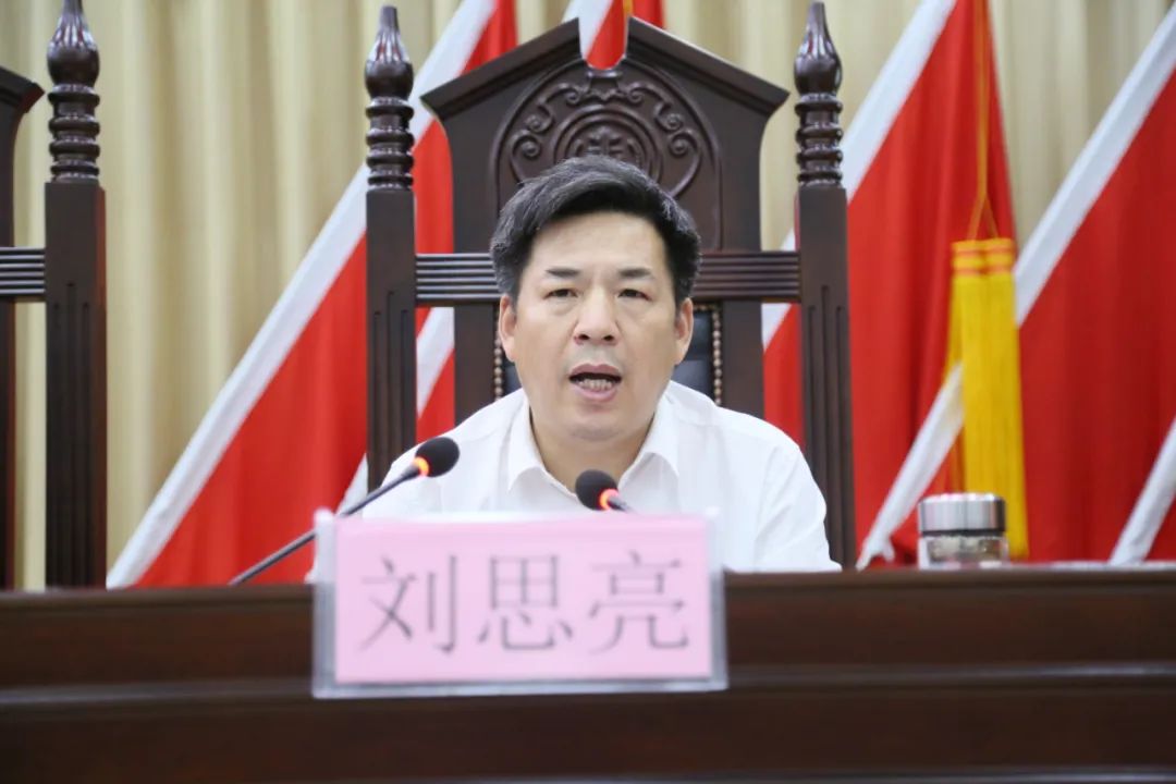 会上,院党组成员,派驻纪检监察组组长刘思亮通报我院干警在政法队伍