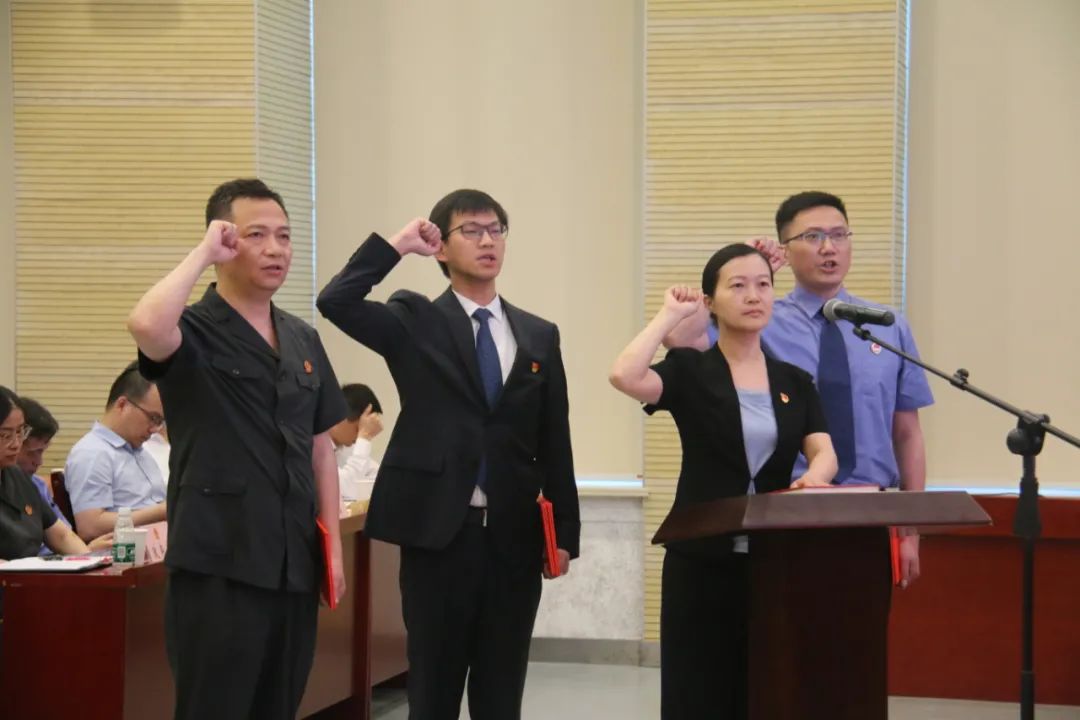 6月28日,南通市海门区人大常委会任命任智峰同志为区法院代院长,副