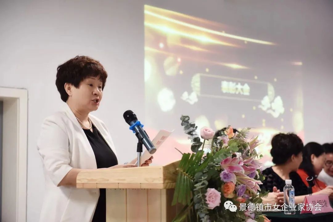 市女企业家协会常务副会长兼秘书长舒冬梅作2020年度协会财务工作报告