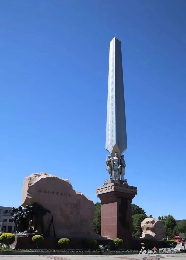 纪念碑东侧是一块花岗岩,正面写有"屯垦戍边 千秋伟业"八个大字,背后