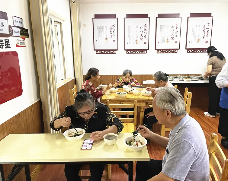 老年餐桌不光要让老人吃得饱,更要吃得近,吃得好.