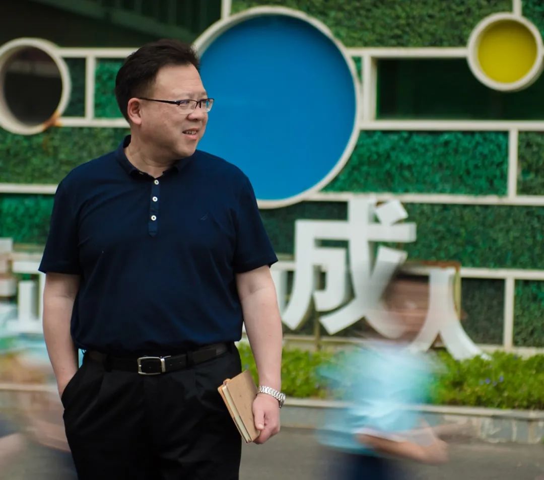 作为新时代的党员干部,何学锋有着对自身使命的清晰认识.