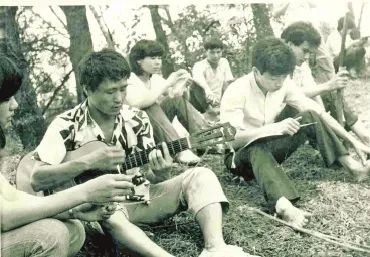 上世纪80年代~90年代,南海文艺青年们手捧吉他,轻抚琴弦,度过美好时光