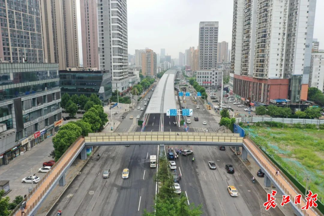 这座高架桥沿友谊大道横跨秦臻路,七星路,秦园路,团结路4个路口,通车