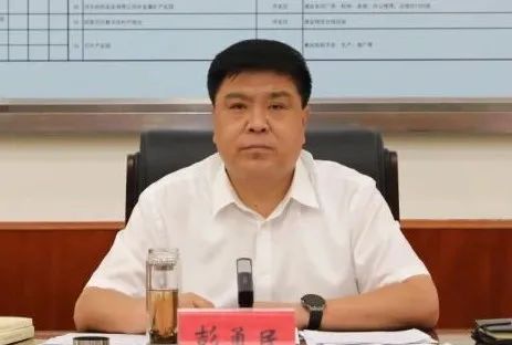 县委书记彭勇民主持召开县委理论学习中心组集中学习会