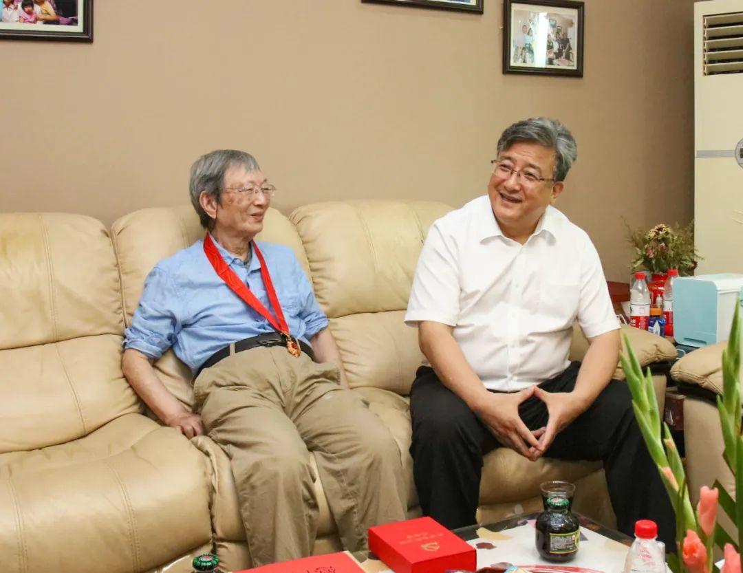 中核集团"七一"看望老领导老党员:你们是引领核工业全体党员的"灯塔"