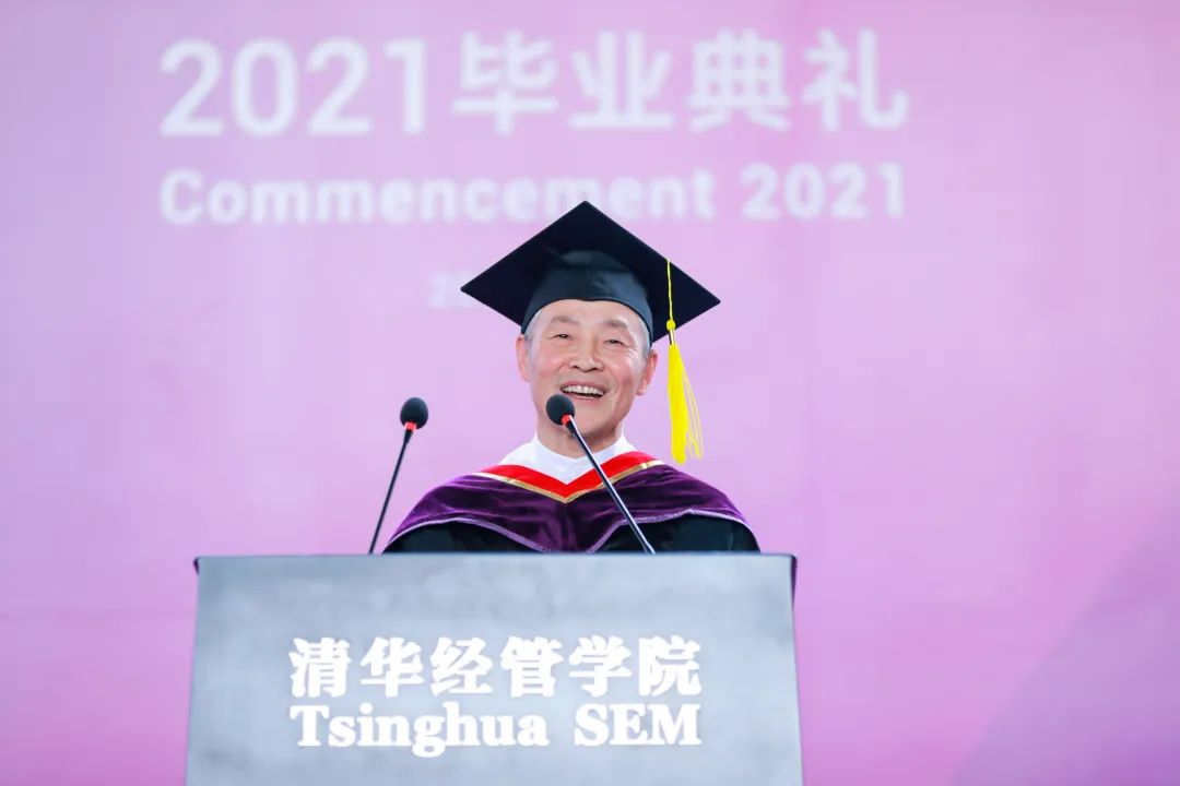 斯泽夫学长在清华经管学院2021毕业典礼演讲