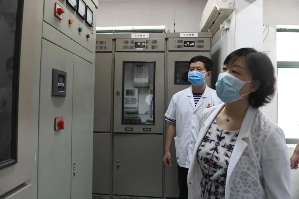 简讯徐汇区副区长秦丽萍慰问枫林新冠疫苗接种点工作人员