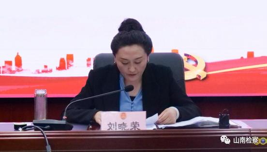 机关党总支副书记刘晓荣同志分别以"深入领会和贯彻党章精神做有信