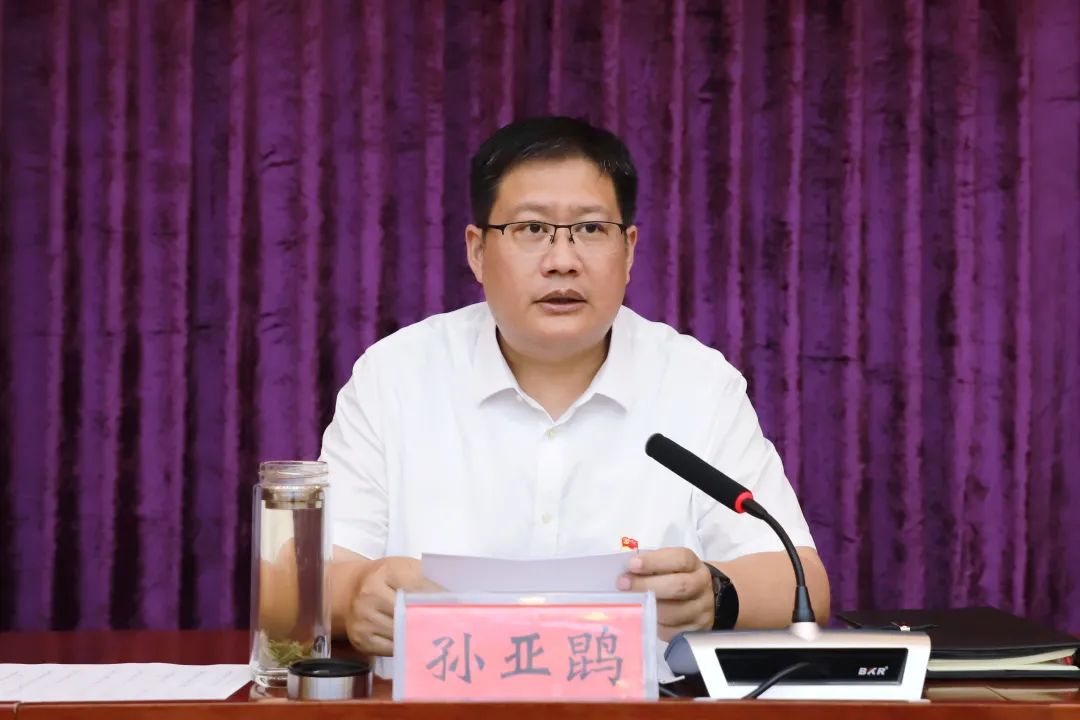 孙亚鹍为全区党员干部群众代表讲专题党课