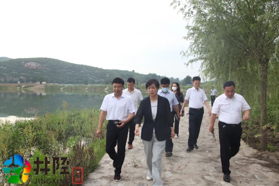 刘丽香率团赴滹沱河鹿泉区段学习考察