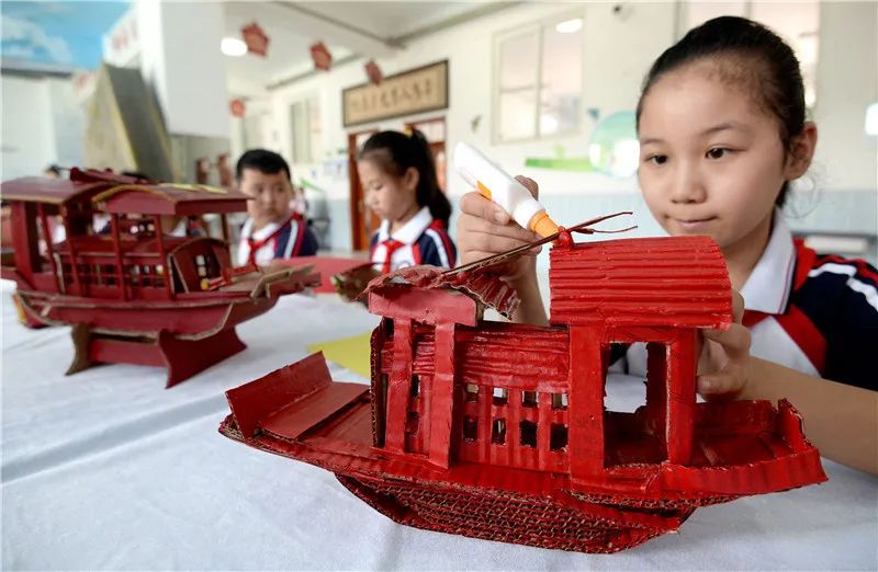 6月22日,丛台区春光小学的学生在制作红船模型.