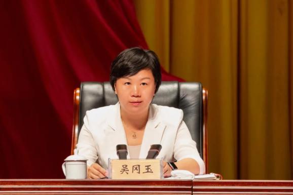 吴冈玉说各镇区,部门和单位要以党史为引领坚定理想信念,迅速贯彻落实