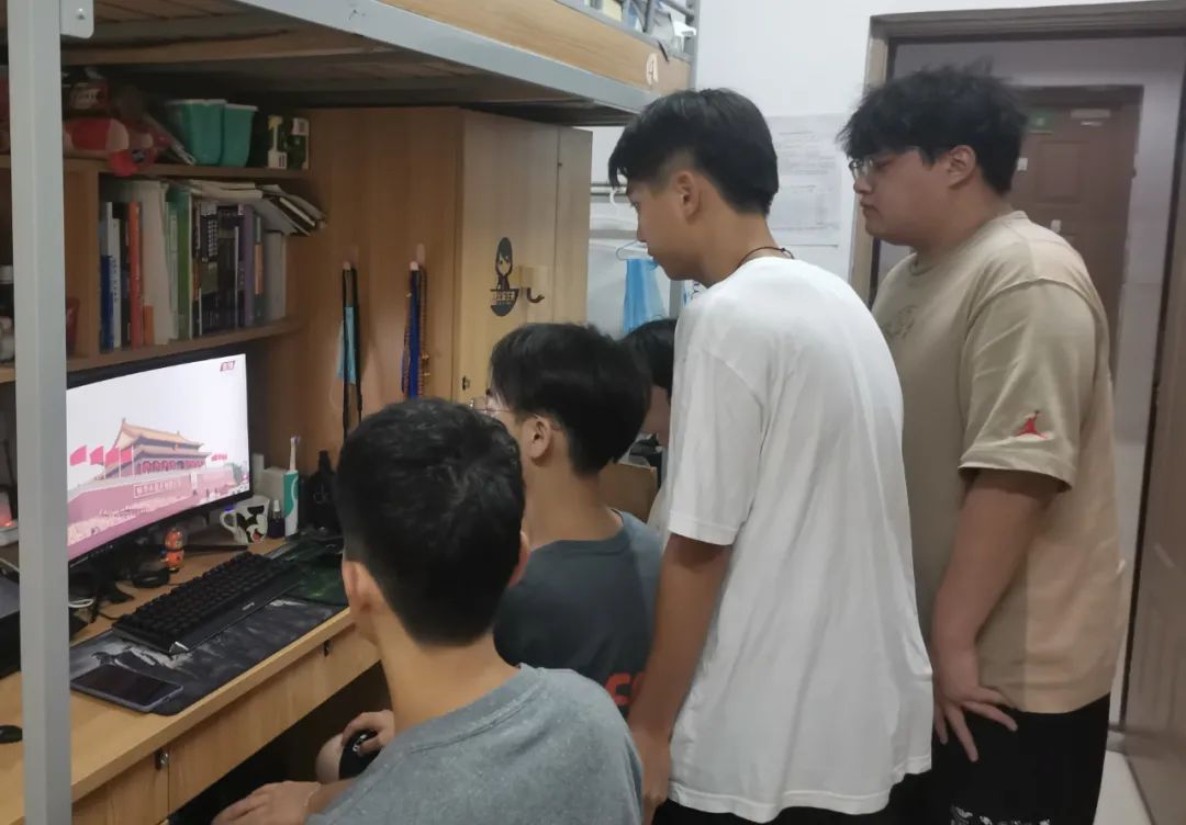 上海建桥学院学生在宿舍集体观看大会直播张芯甜 奉贤区青溪中学六