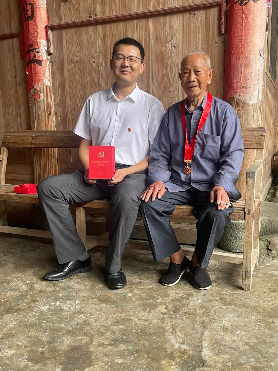 6月28日,县委常委伍银多到杉洋镇岭里村看望建国前老党员谢景水,为他