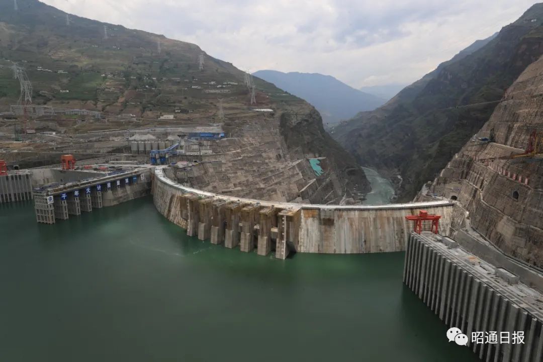 2021年6月26日,白鹤滩水电站大坝全景.