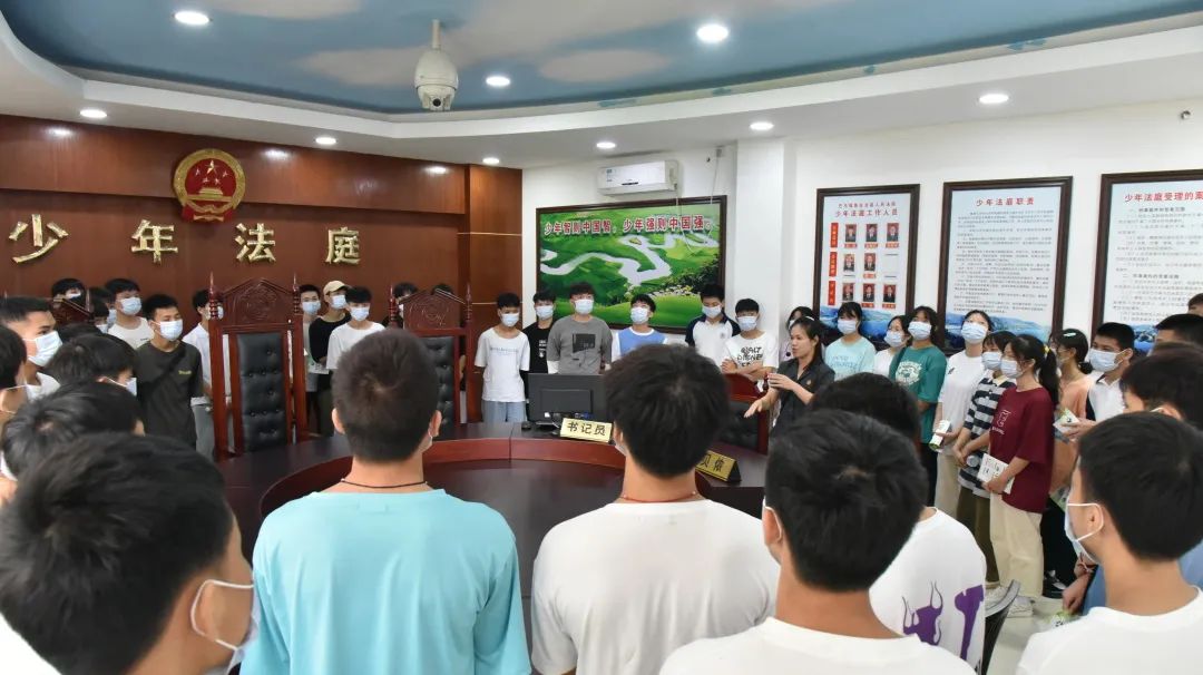 澎湃号>巴马法院> 在少年法庭里,法院干警详细的为学生们讲解了"圆桌