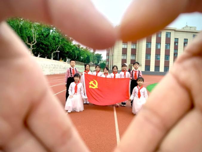 我与党旗合个影,一面旗帜表红心