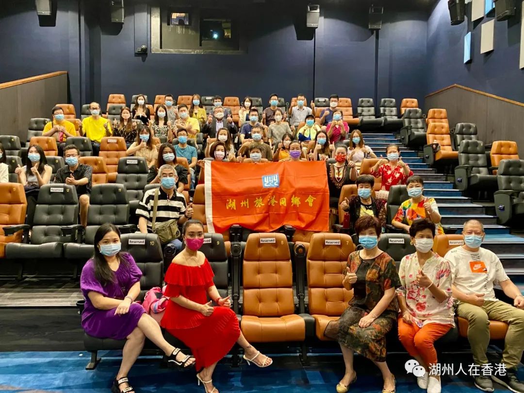 长俞月飞(左起)青委主委郭霖骏,会长顾伟诚,常务委员张婷婷,吕海山