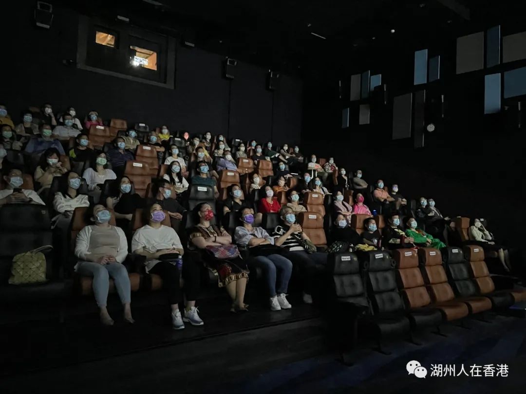长俞月飞(左起)青委主委郭霖骏,会长顾伟诚,常务委员张婷婷,吕海山