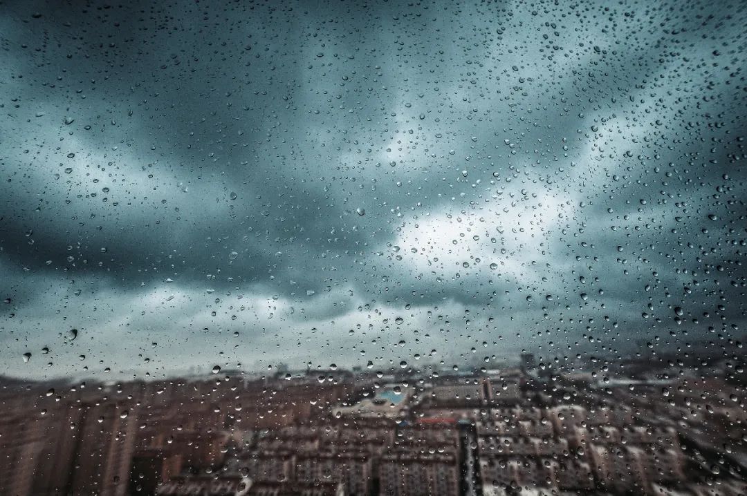 黑夜图片伤感 下雨图片