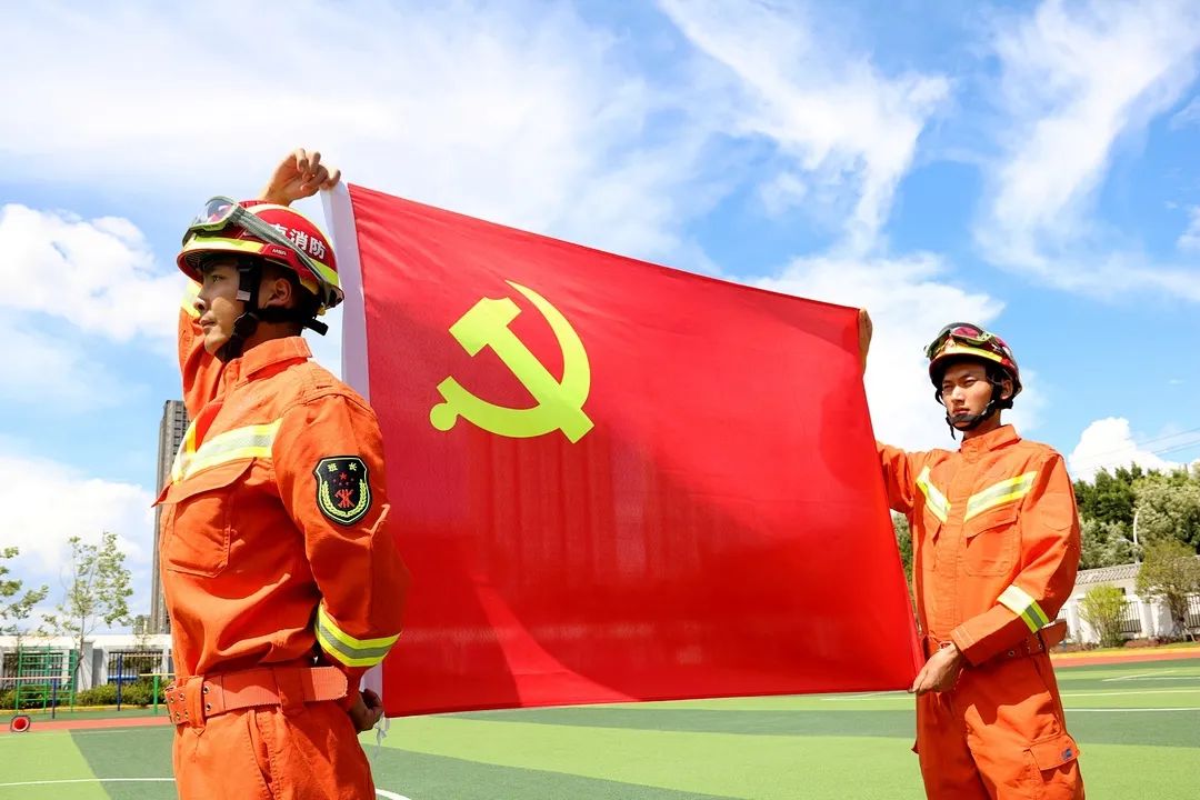 大理百年华诞党旗飘扬向心中的那一抹红致敬