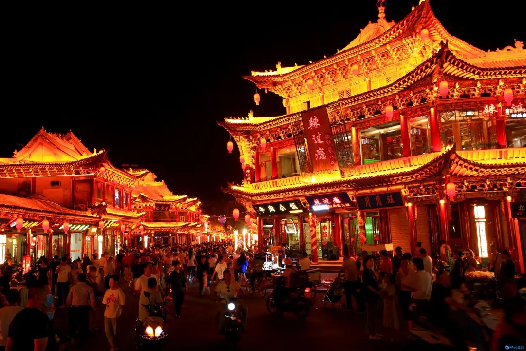 夏至时节,张掖市甘州区明清老街流光溢彩,夜景如画,吸引游客纷至沓来