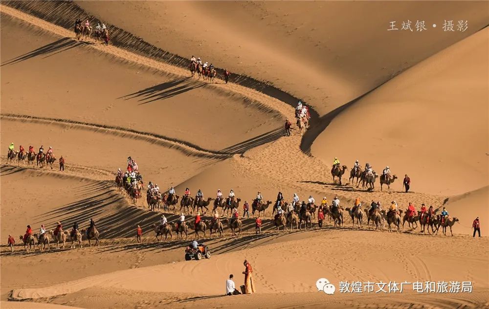 仲夏敦煌骑骆驼登上高高鸣沙山看大漠绿洲风光无限