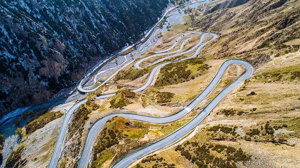 新疆独库公路一面傍山,一面临河,风景独特.