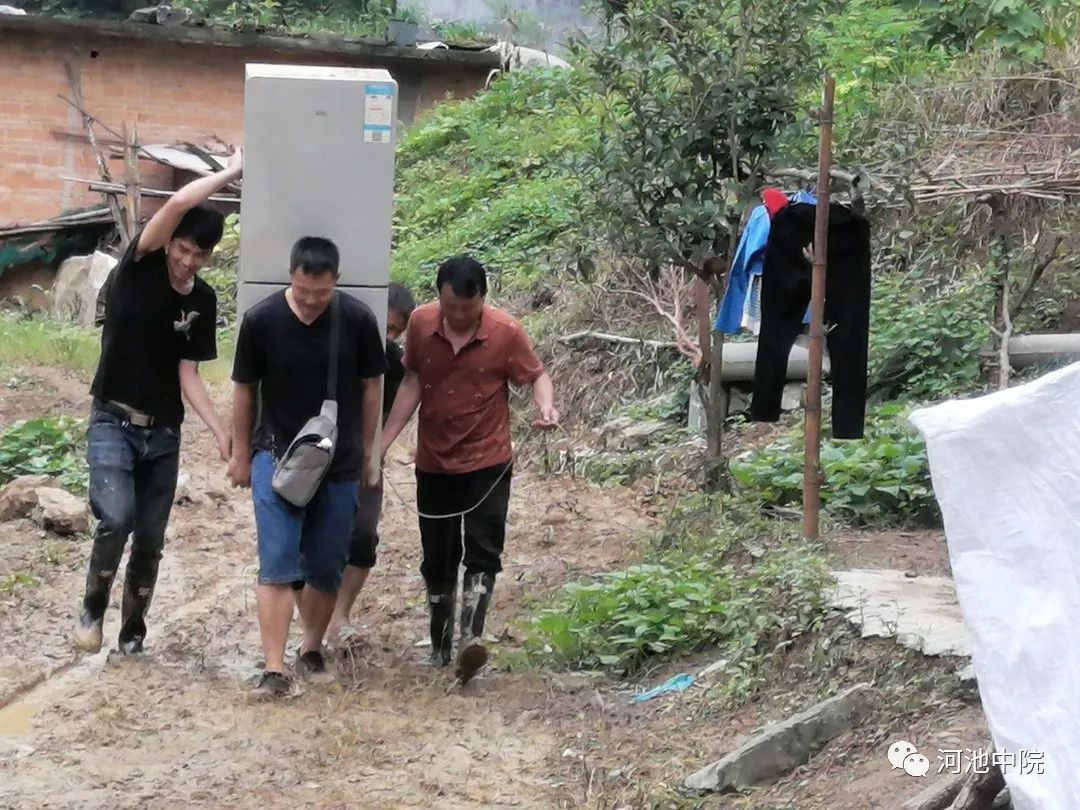 为民办实事丨南丹县月里镇遭遇洪灾河池法院人为群众抢修出一条生命