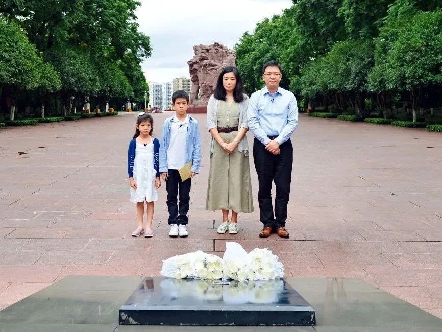 彭壮壮带妻子,儿女赴重庆歌乐山烈士陵园烈士公墓祭拜奶奶彭壮壮,仲琦