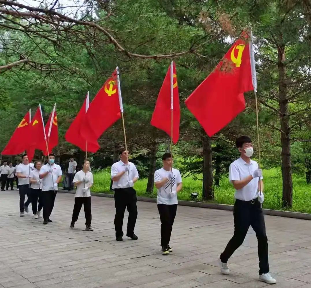 随后,青冈法院党员代表在现场主持人的引导下,高举党旗徒步从县人民