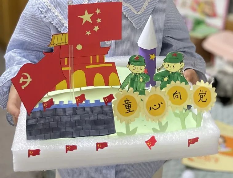 《党花遍地开》              年龄:5岁  作品名称:《党的生日》