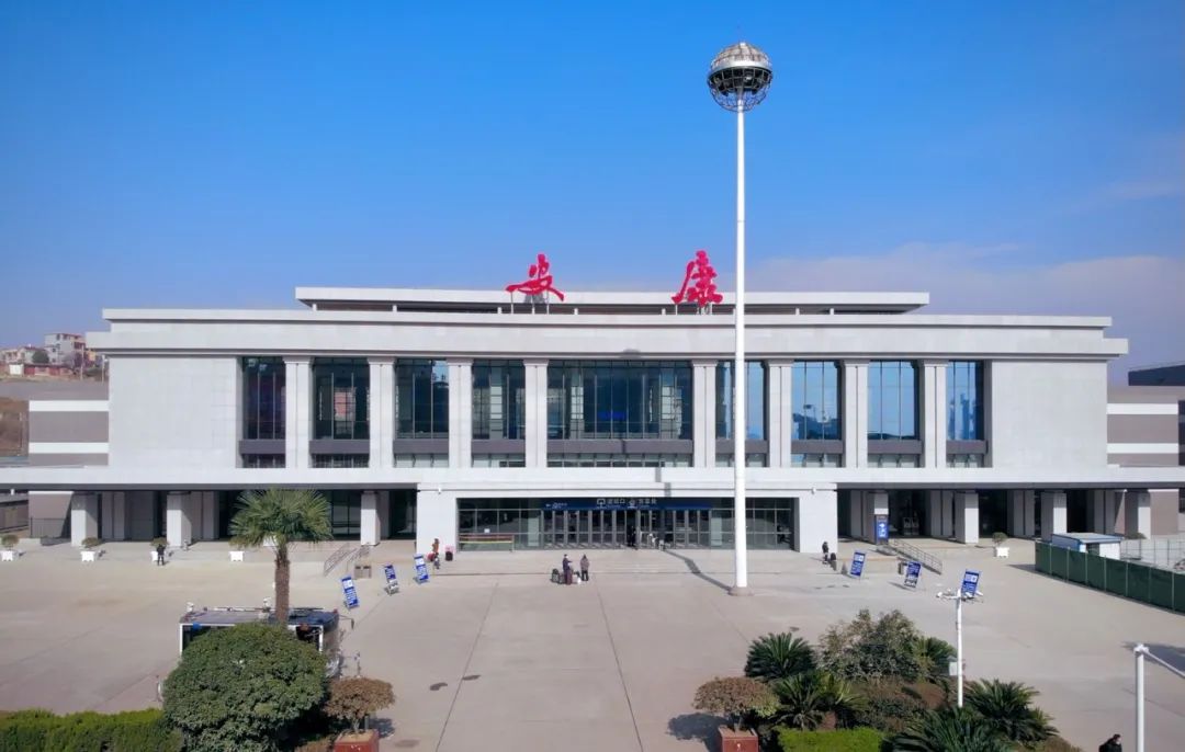 七月初,位于汉江之畔的安康火车站,在蓝天下