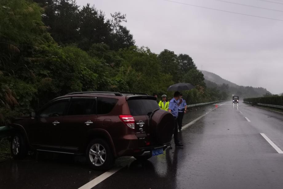 高速路上雨天路滑发生车祸 英山法警出警途中及时救援