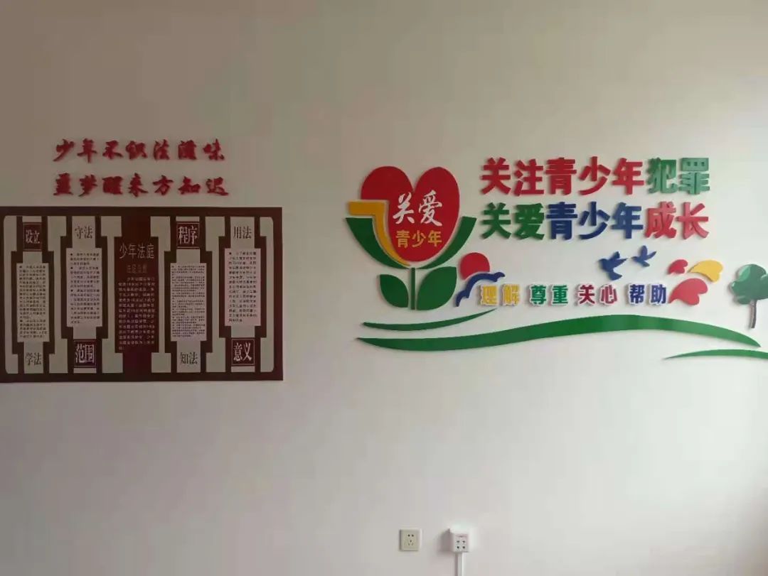 澎湃号>亚法问政> 少年法庭文化墙少年审判庭圆桌审判席原标题:《少年