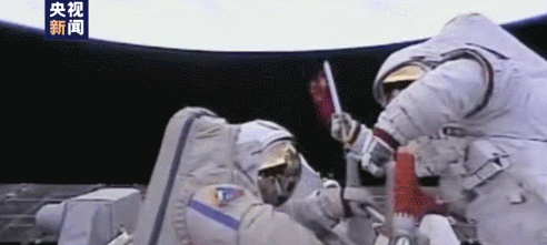 当宇宙飞船火灾报警响起时