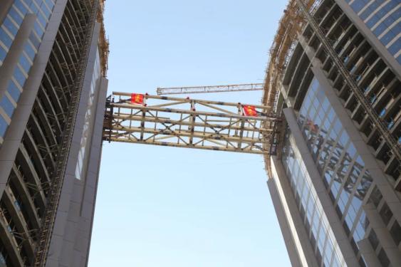 央视关注中建一局建证埃及首个空中钢结构连廊连通