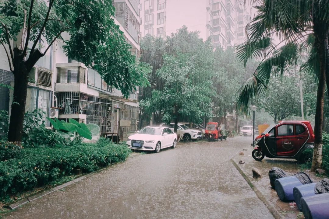 暴雨倾盆成都气象台发布暴雨黄色预警