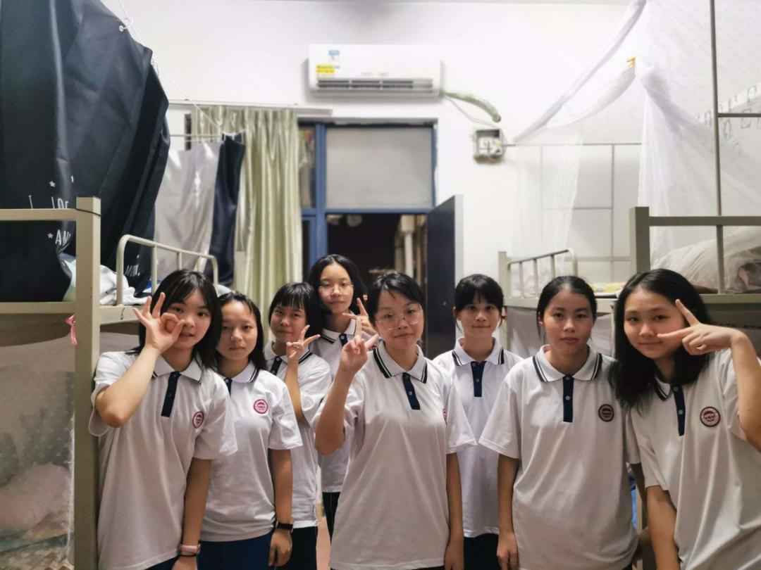 肇庆市第六中学冬夏季校服均以蓝色为主,给人沉稳的感觉肇庆学院蓝白