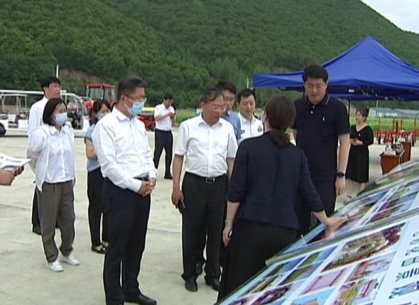 市委常委,宣传部长陈文远,副市长齐忠彦参加观摩演练活动.
