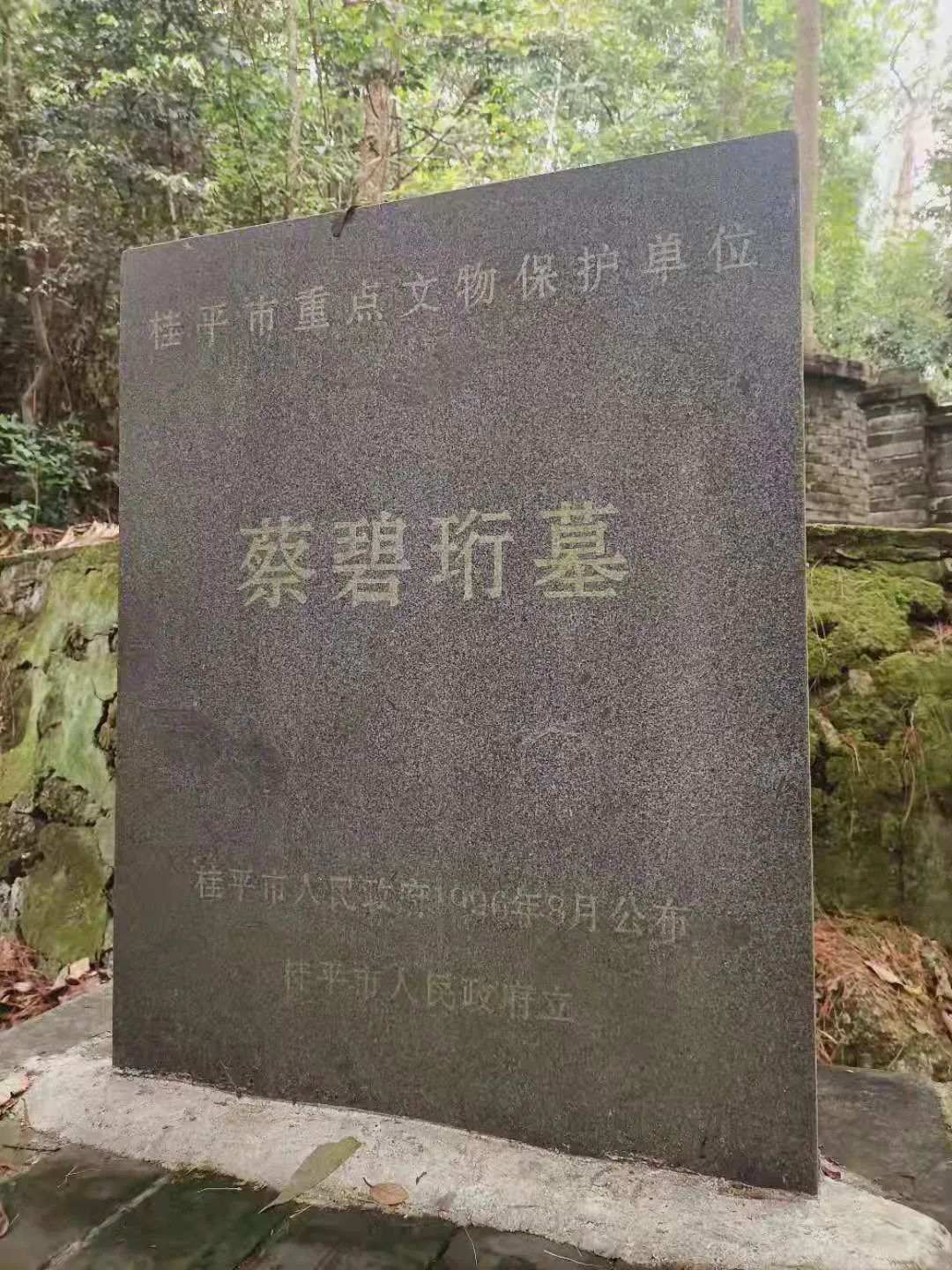 烈士一生虽然短暂,也早已离我们远去,但我们不能忘记,正是千千万万像