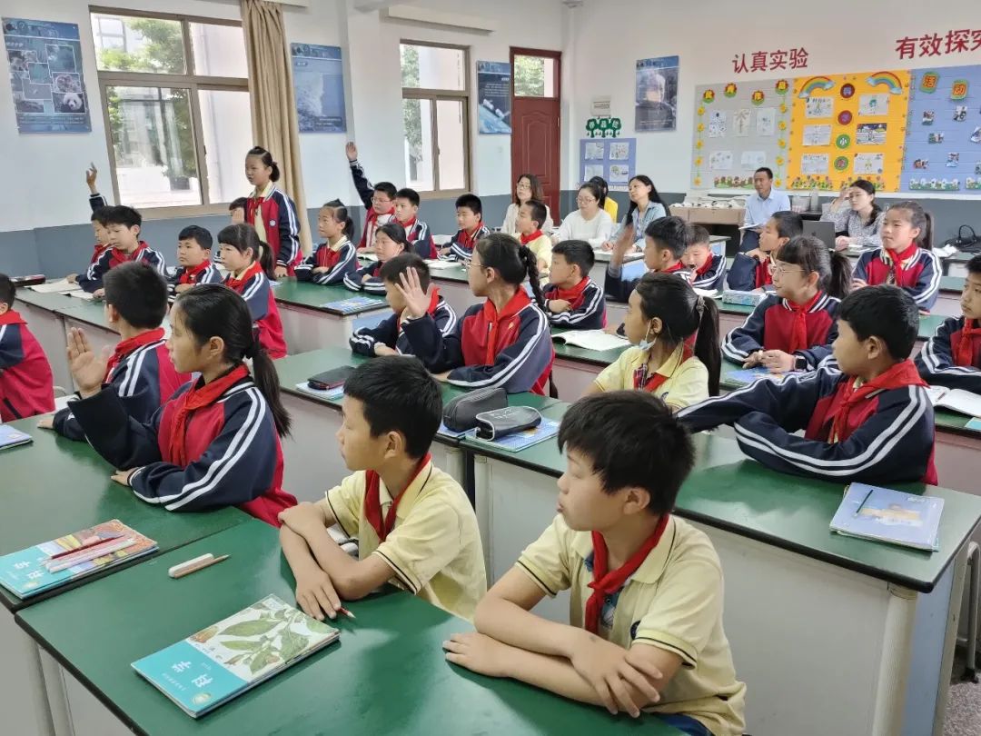 钱金铎等专家名师教学团队赴秀山中心小学开展教学联谊和名师结对服务